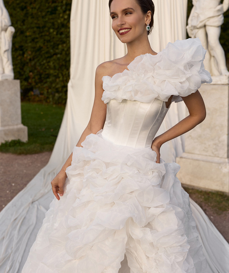 Пышное платье из дизайнерской ткани с атласным корсетом