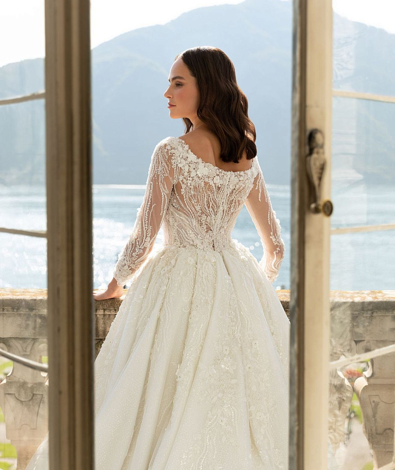 Королевское свадебное платье со шлейфом