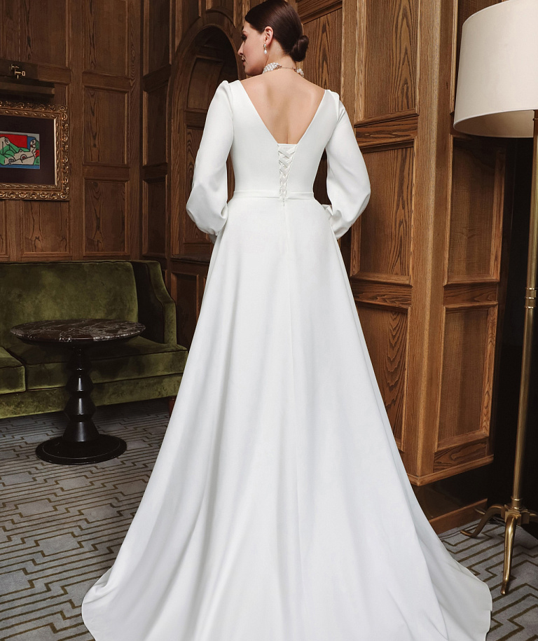 Лаконичное свадебное платье плюс сайз