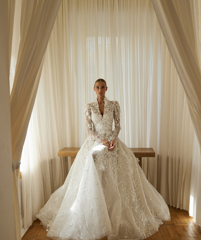 Пышное свадебное платье из роскошного цветочного кружева с болеро