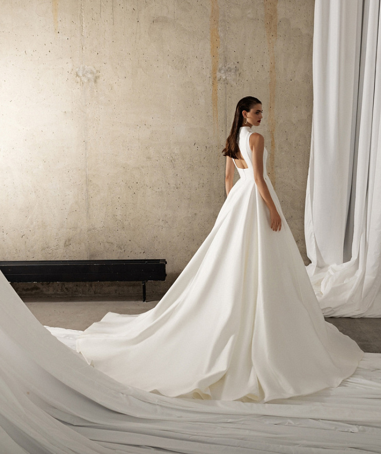 Роскошное платье из микадо с воротником-стойкой