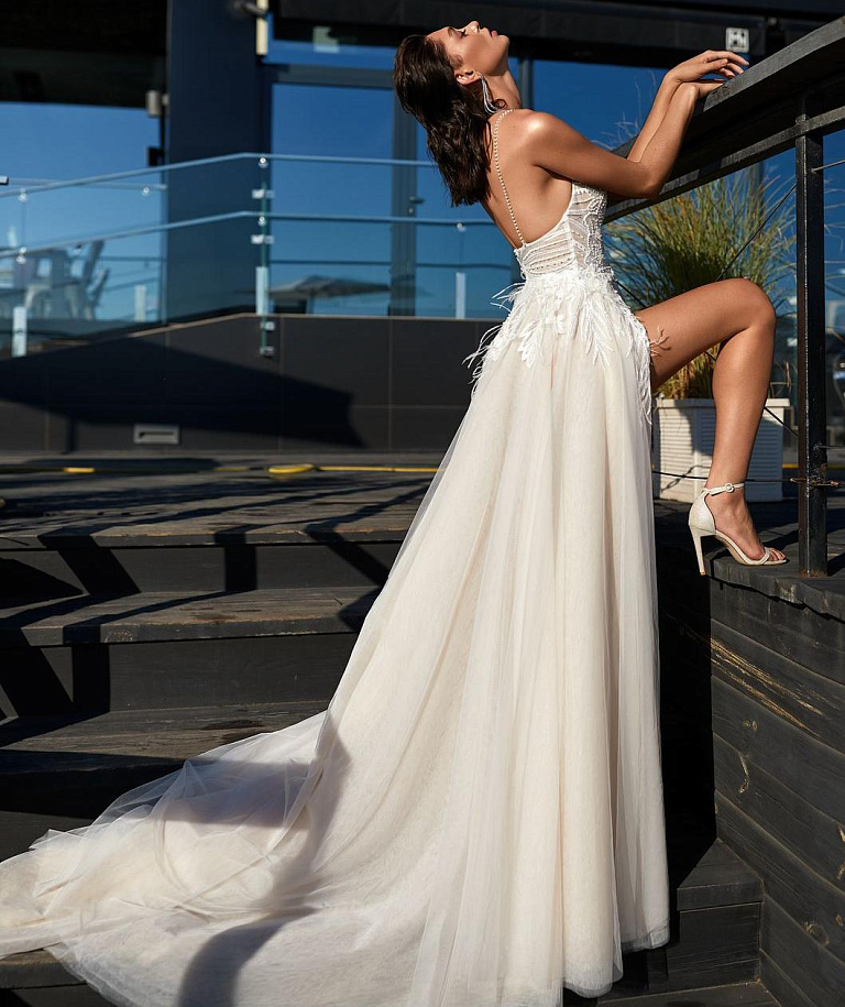 Воздушное свадебное платье с разрезом на ноге