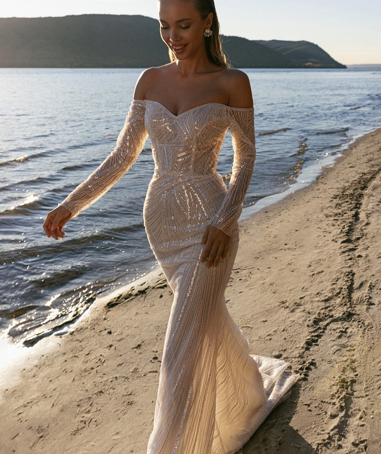 Свадебное платье русалка с рукавами и открытыми плечами