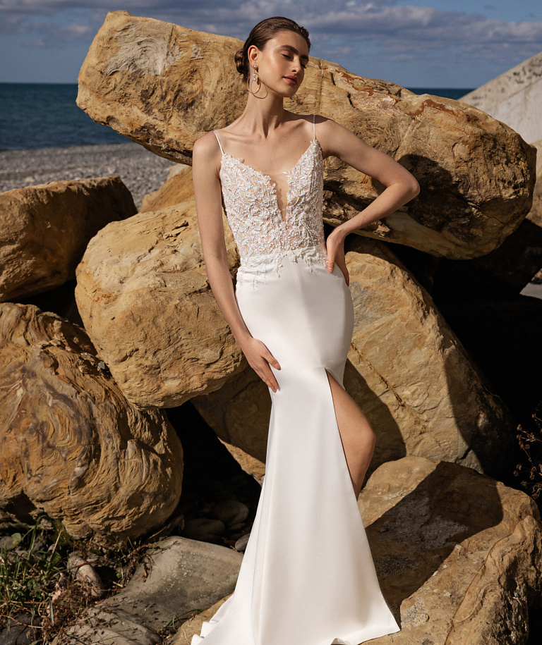 Сваденое платье рыбка с кружевным верхом на тонких бретелях