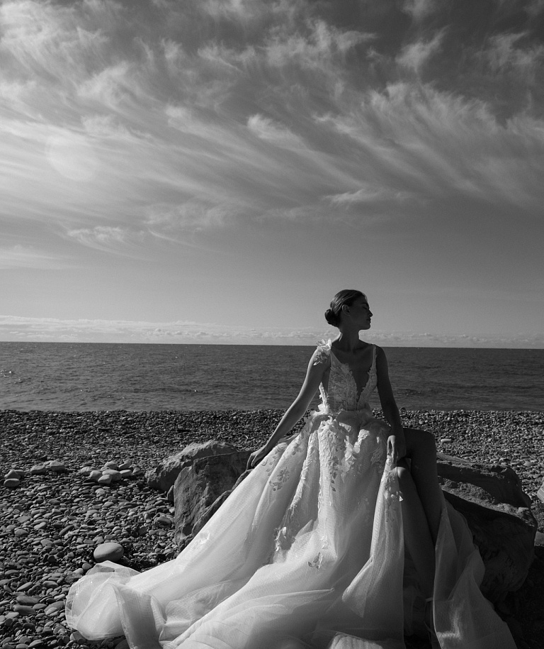 Кружевное свадебное платье с глубоким вырезом