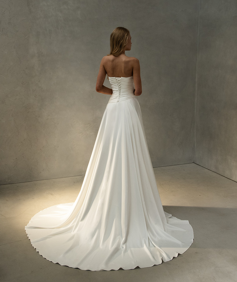 Элегантное атласное платье с драпировкой на корсете