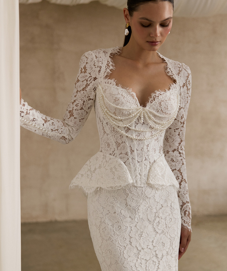 Кружевное свадебное платье с баской