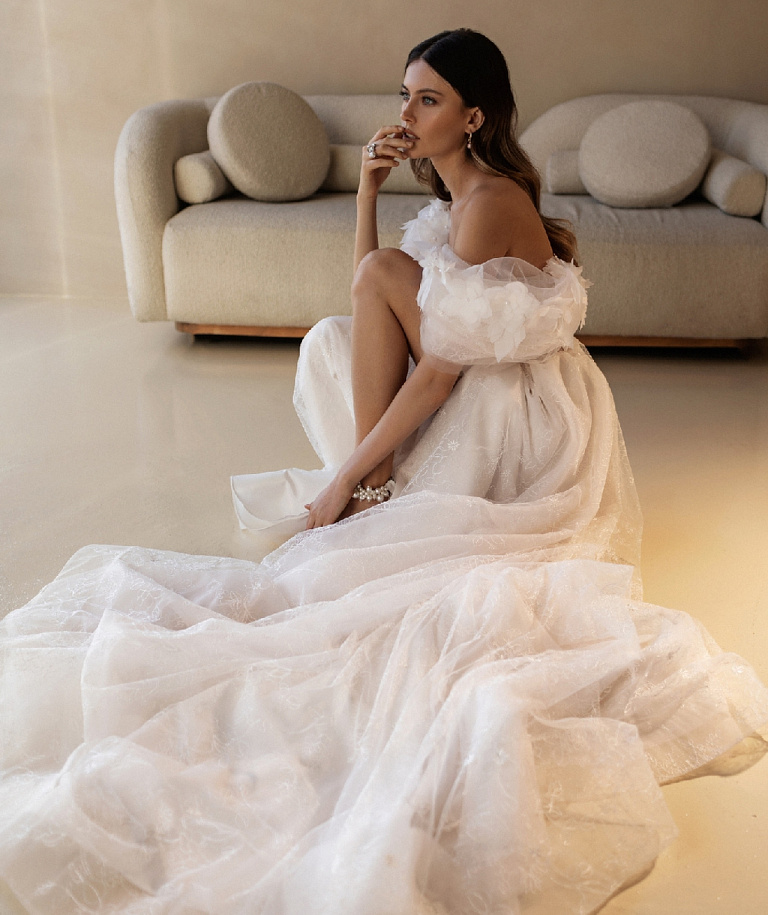 Кружевное свадебное платье с объемными цветами