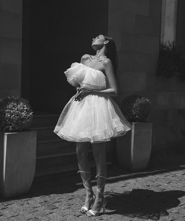 Ассиметричное свадебное платье мини с пышной юбкой