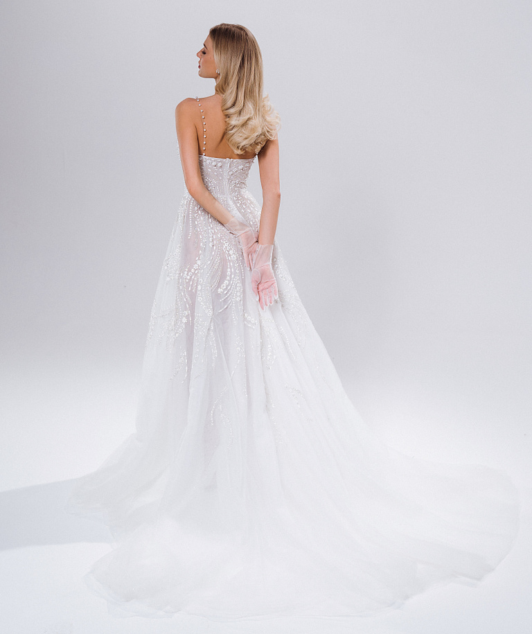 Сверкающее свадебное платье на тонких бретельках