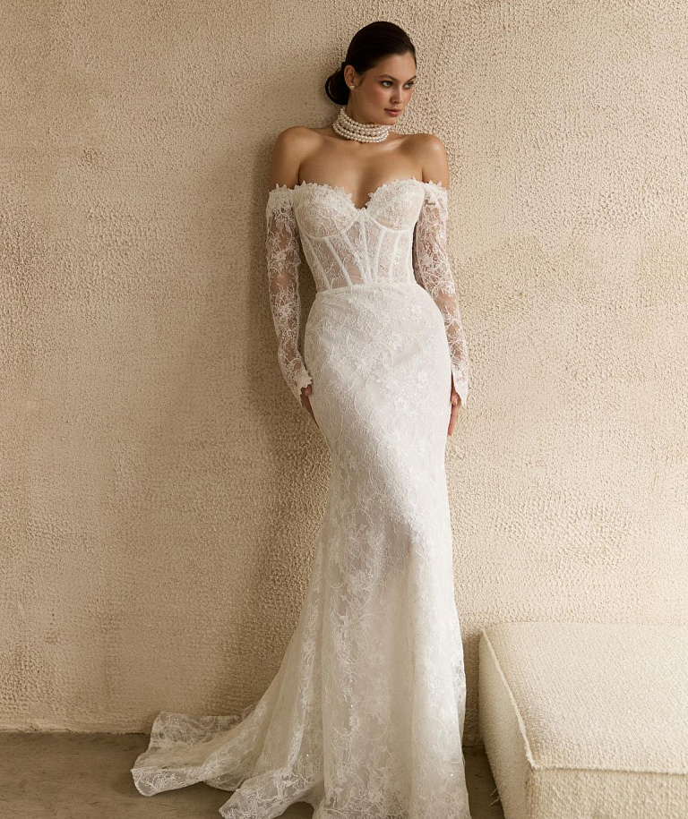 Кружевное свадебное платье с рукавами и открытым верхом