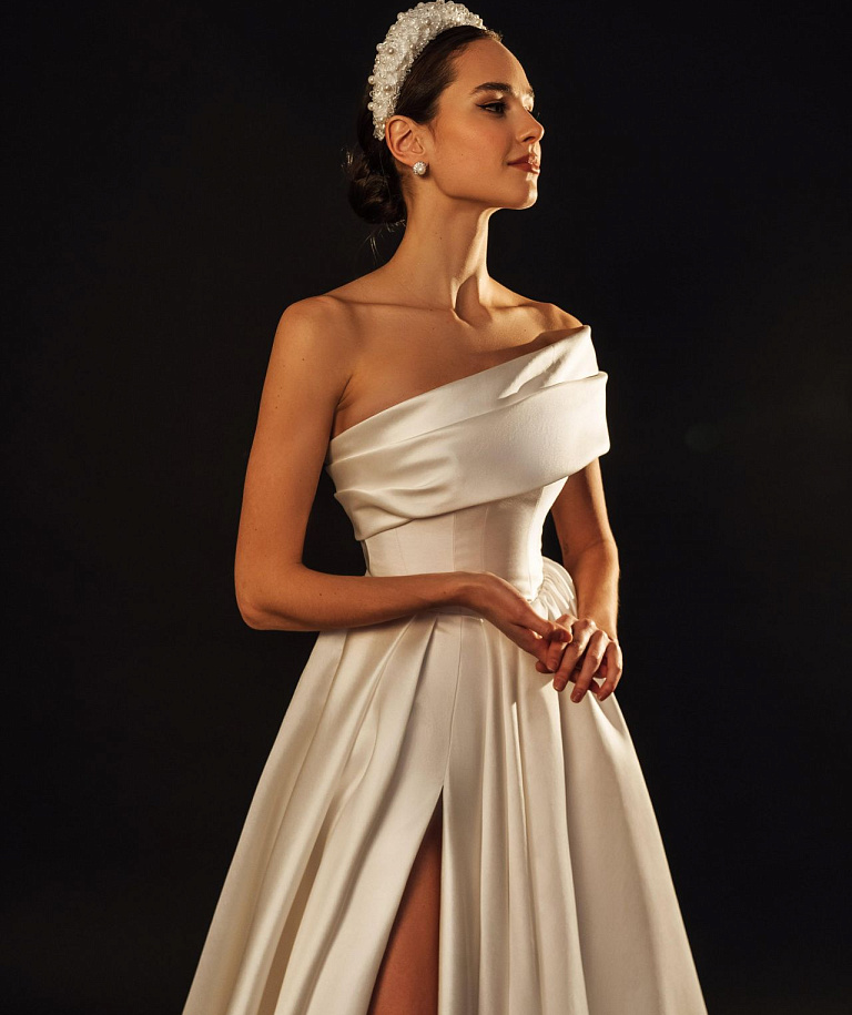 Пышное атласное свадебное платье со шлейфом