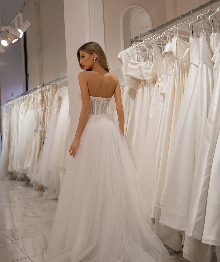 Свадебное платье расшитое жемчужинами