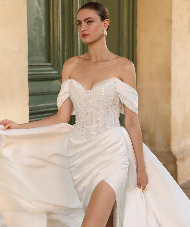 Свадебное платье русалка с атласной юбкой и кружевным корсетом