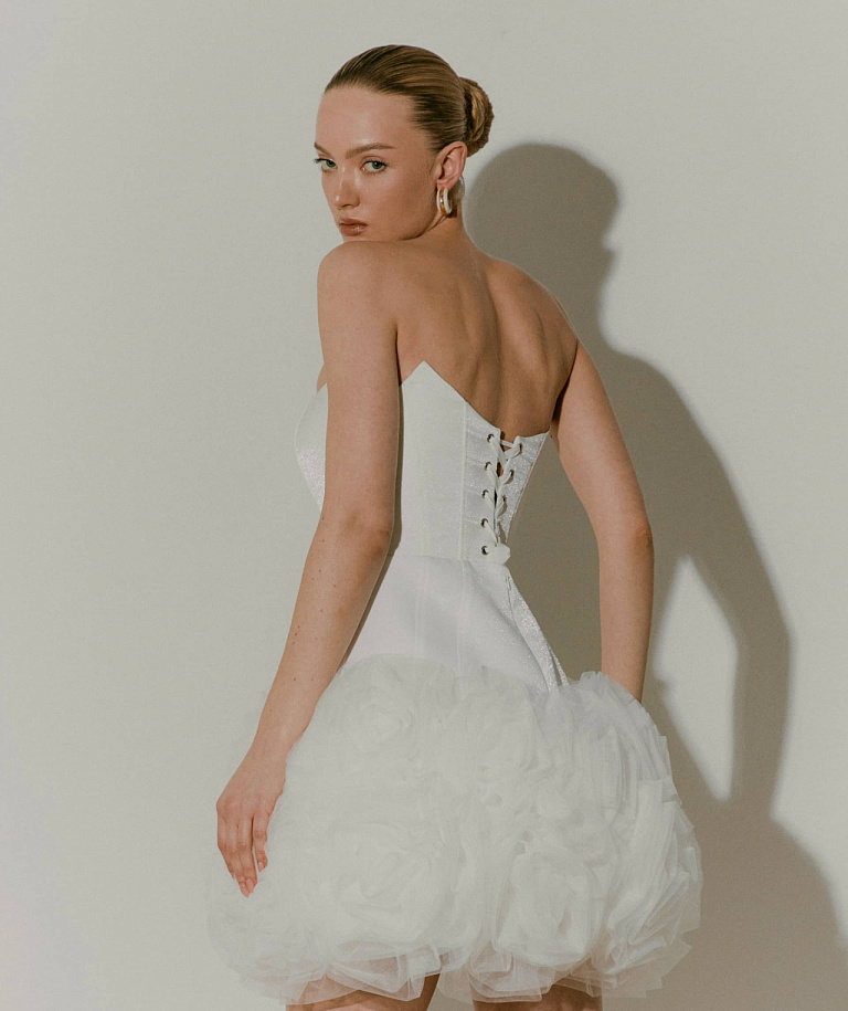 Мини свадебное платье с юбкой из 3Д цветов