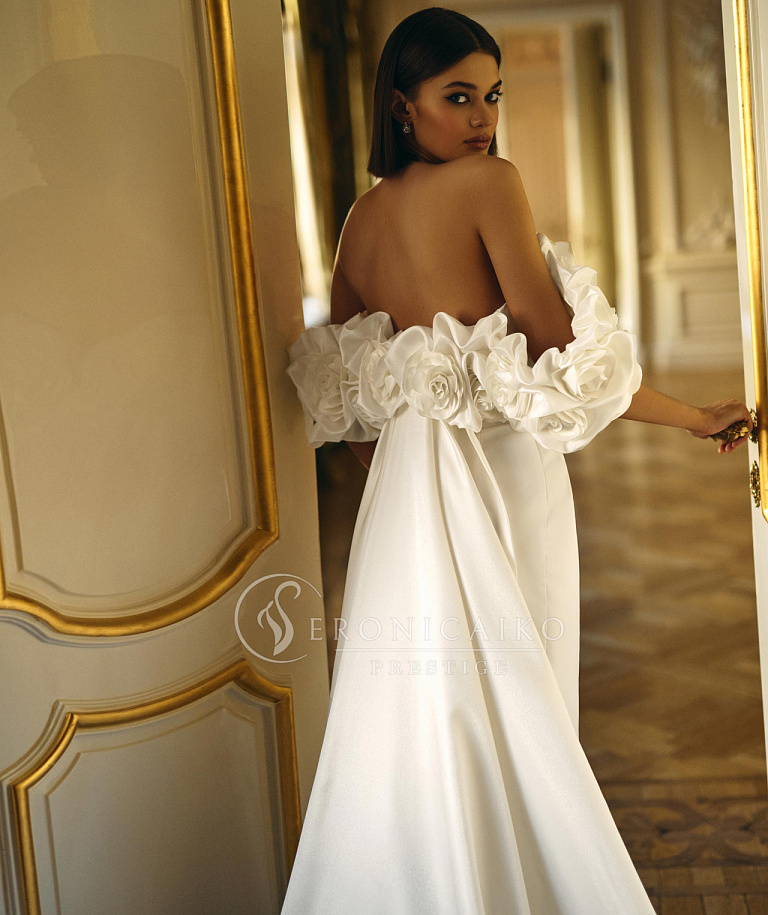 Роскошное свадебное платье с цветочным декором