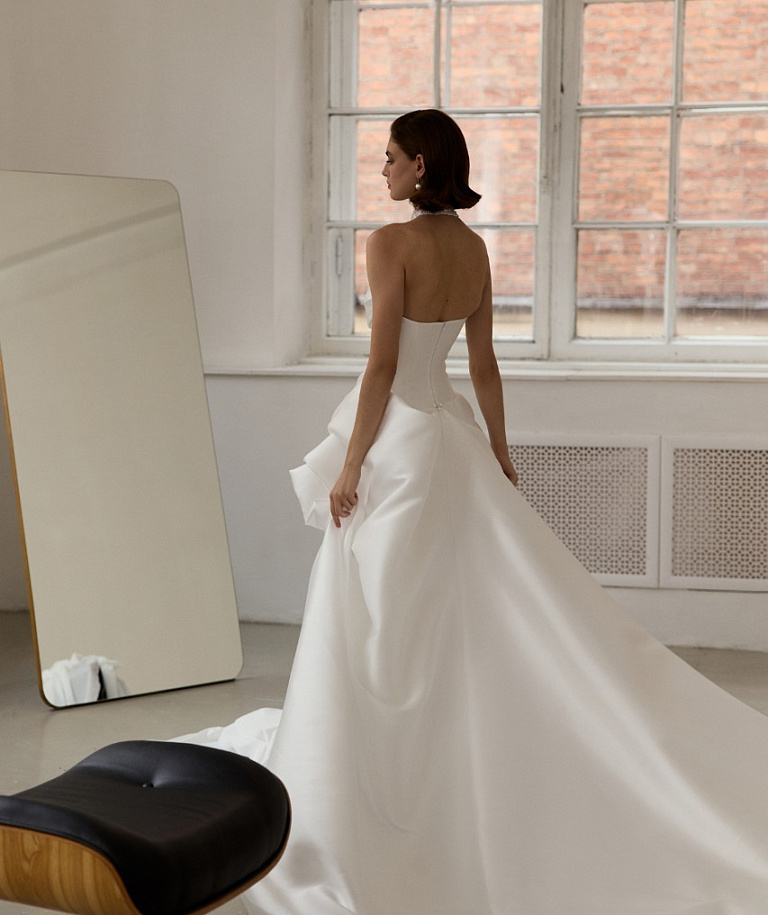 Эффектное свадебное платье из микадо с кружевной юбкой