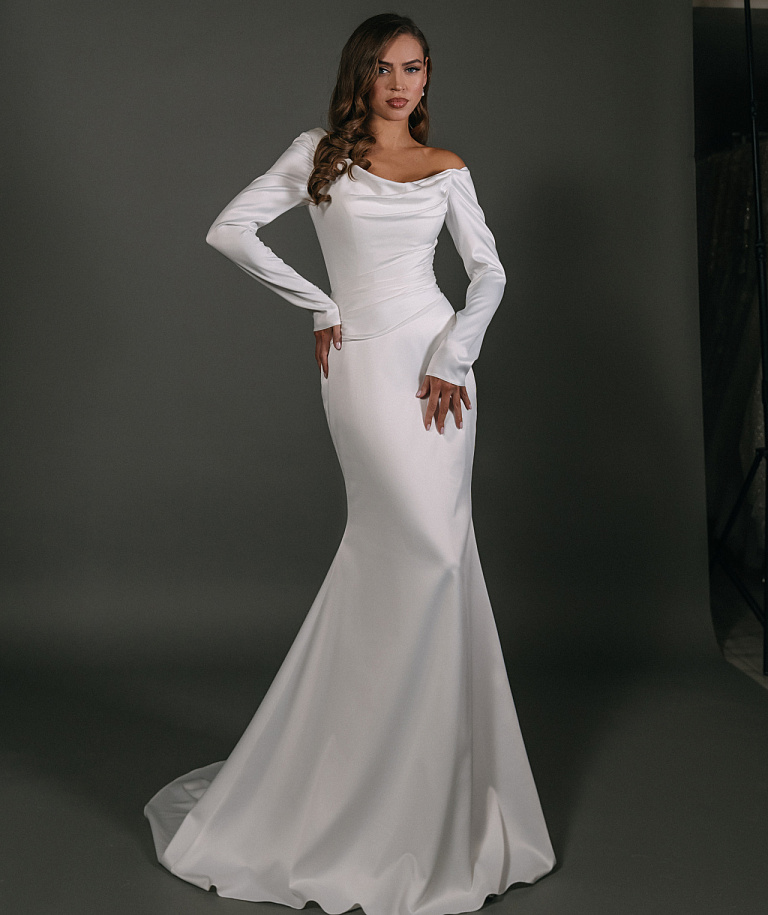 Атласное свадебное платье с ассиметричным верхом