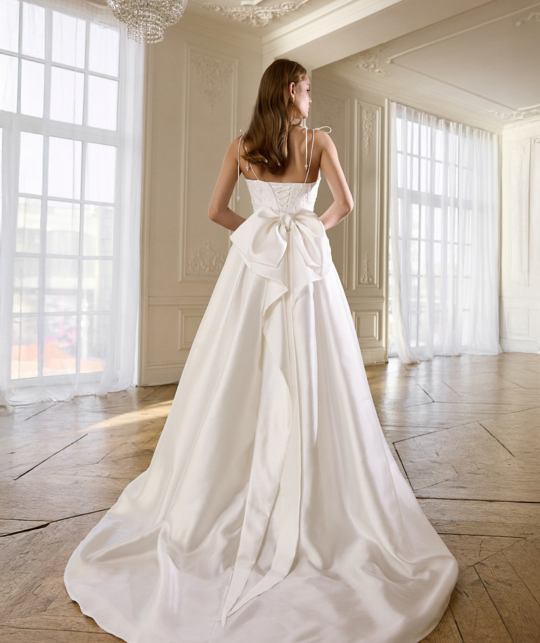 Свадебное платье выполненное из комбинации кружева и атласа