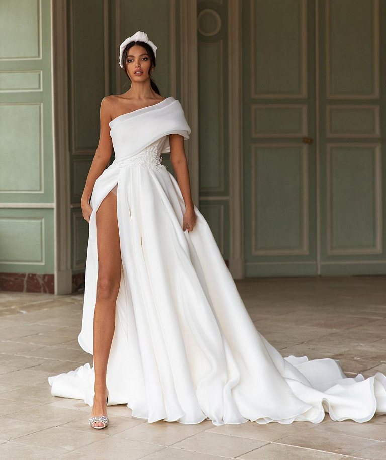 Эффектное свадебное платье с разрезом