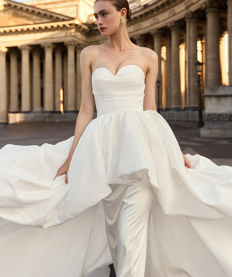 Стильное свадебное платье с необычной юбкой