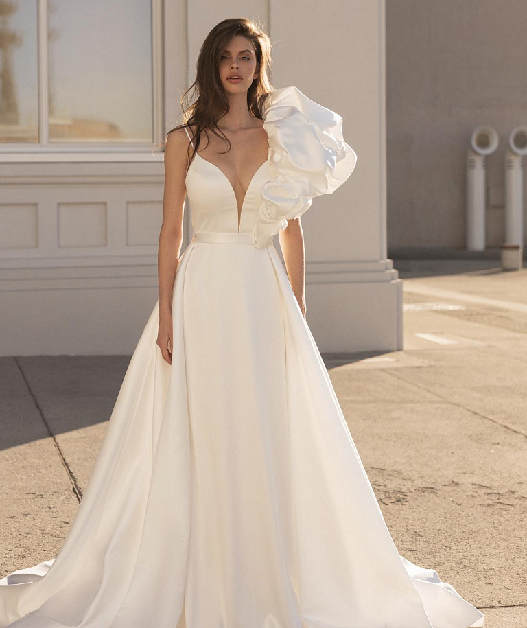 Лаконичное свадебное платье на тонких бретелях