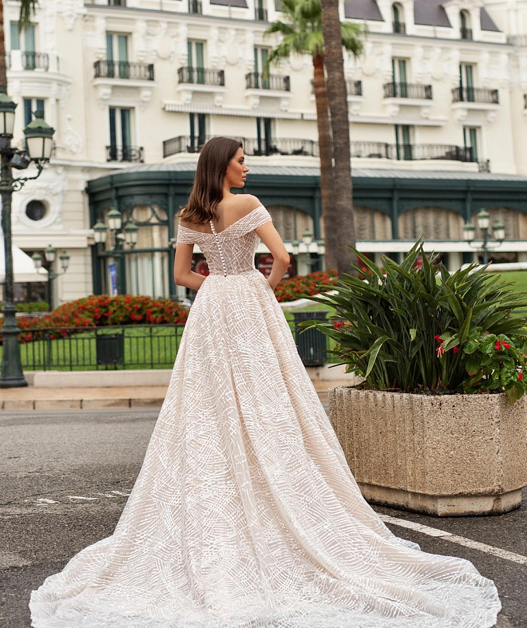 Блестящее свадебное платье с роскошным шлейфом