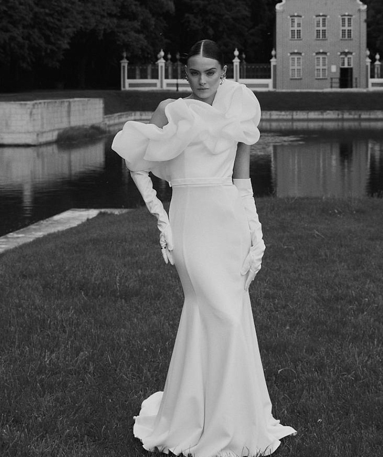 Лаконичное свадебное платье с ассиметричным верхом