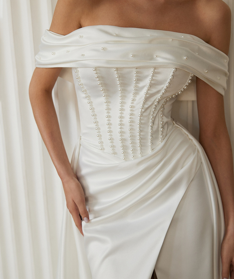 Атласное свадебное платье со съемным шлейфои и декором из жемчуга