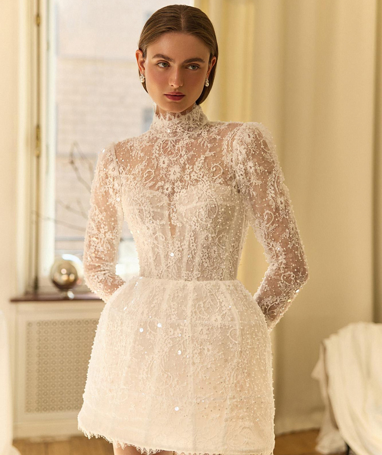 Закрытое свадебное платье мини с юкой-тюльпан