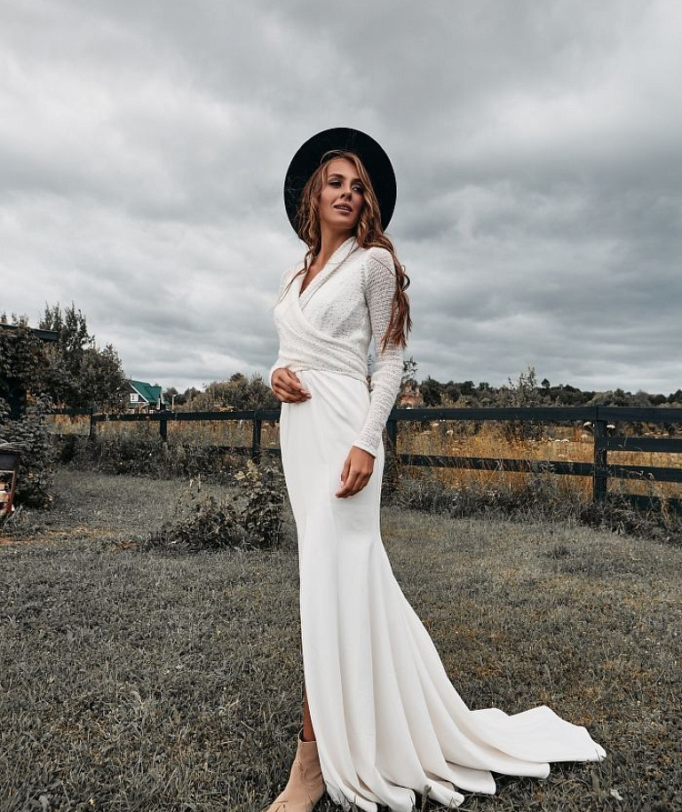 Белый свитер с пайетками