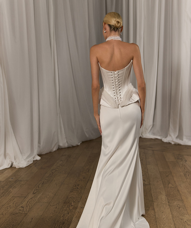 Атласный комплект c кейпом из дизайнерской ткани