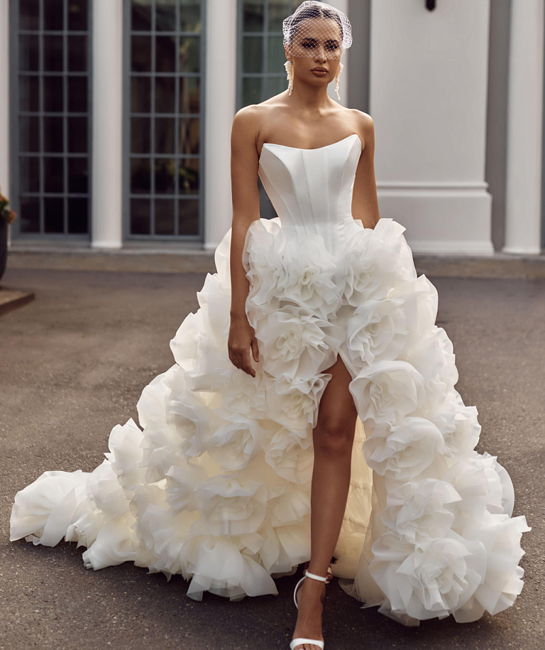 Роскошный свадебный комплет с пышной многоярусной юбкой