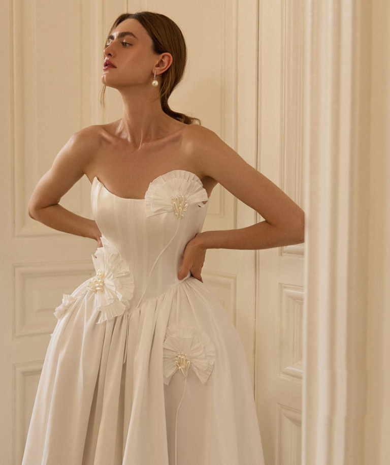 Атласное свадебное платье с подъюбником формы панье