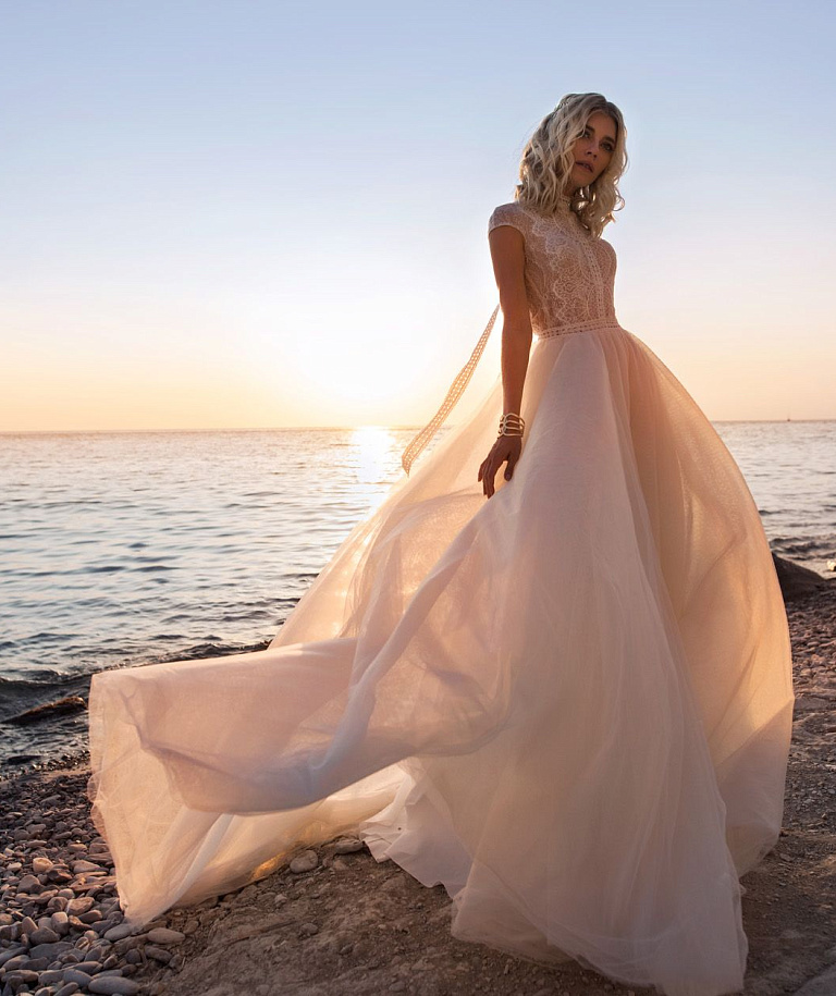 Легкое свадебное платье с открытой спиной