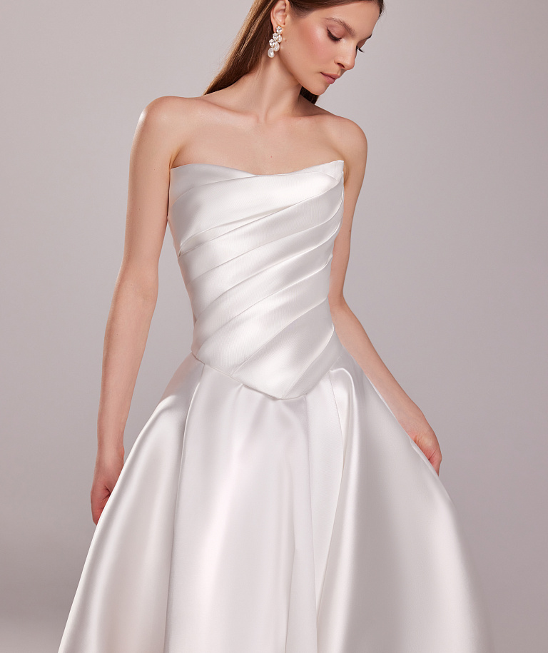 Пышное свадебное платье из микадо с драпировкой на корсете