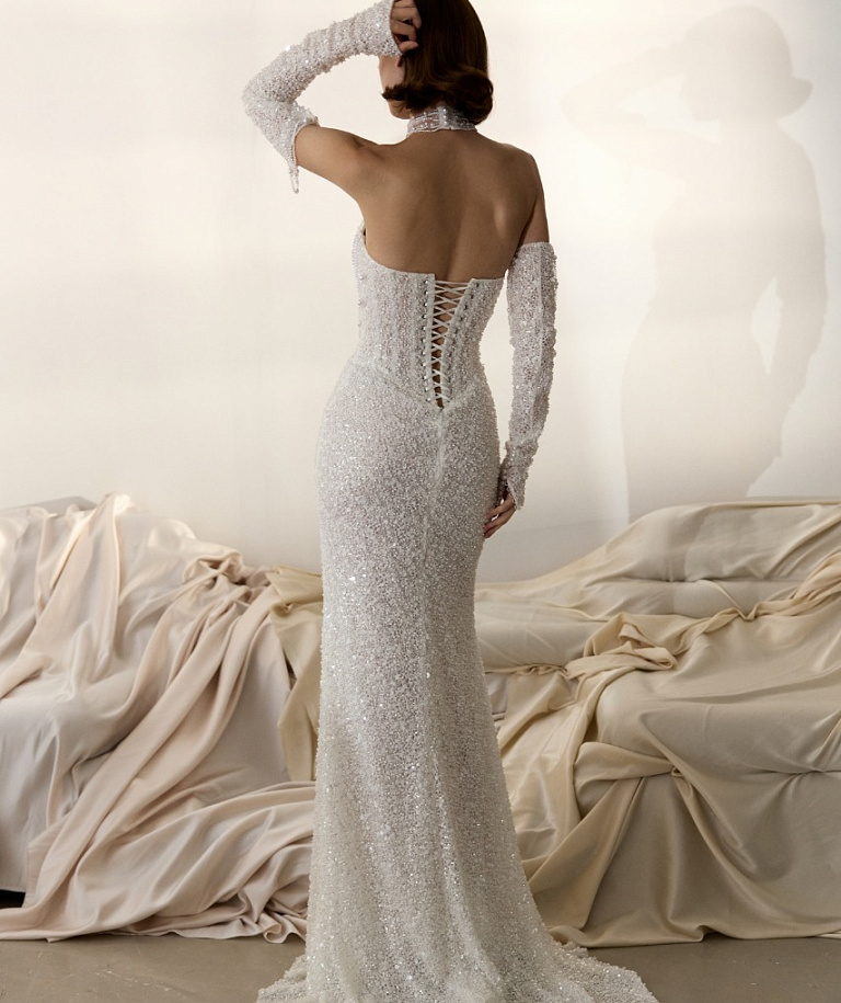 Расшитое свадебное платье-русалка с бусами