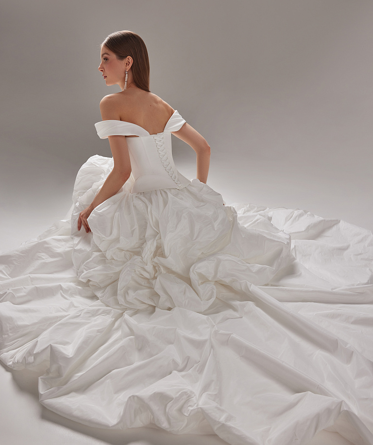 Пышное свадебное платье из тафты со спущенными плечами