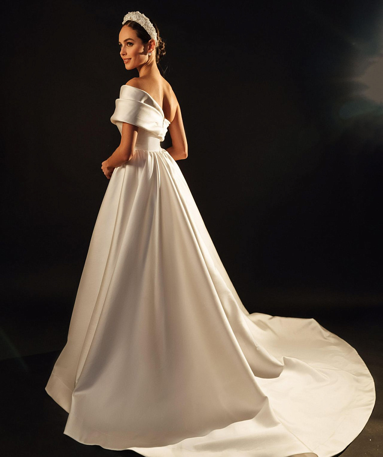 Пышное атласное свадебное платье со шлейфом