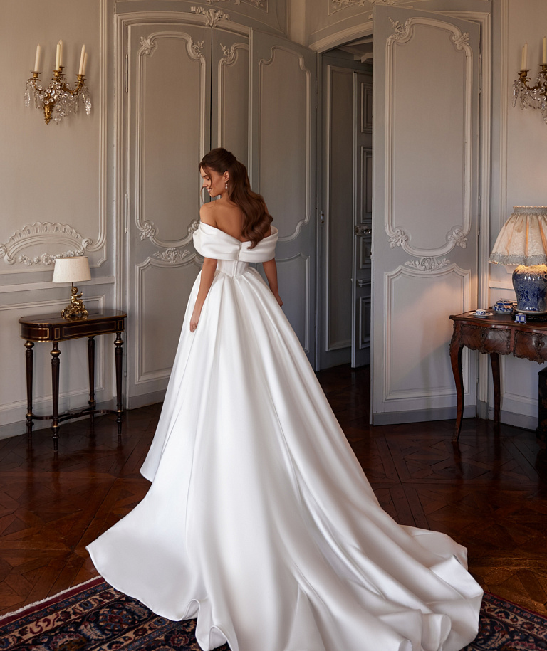 Роскошный комплект из микадо со съемным шлейфом