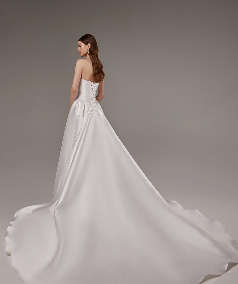 Пышное свадебное платье из микадо с заниженной талией