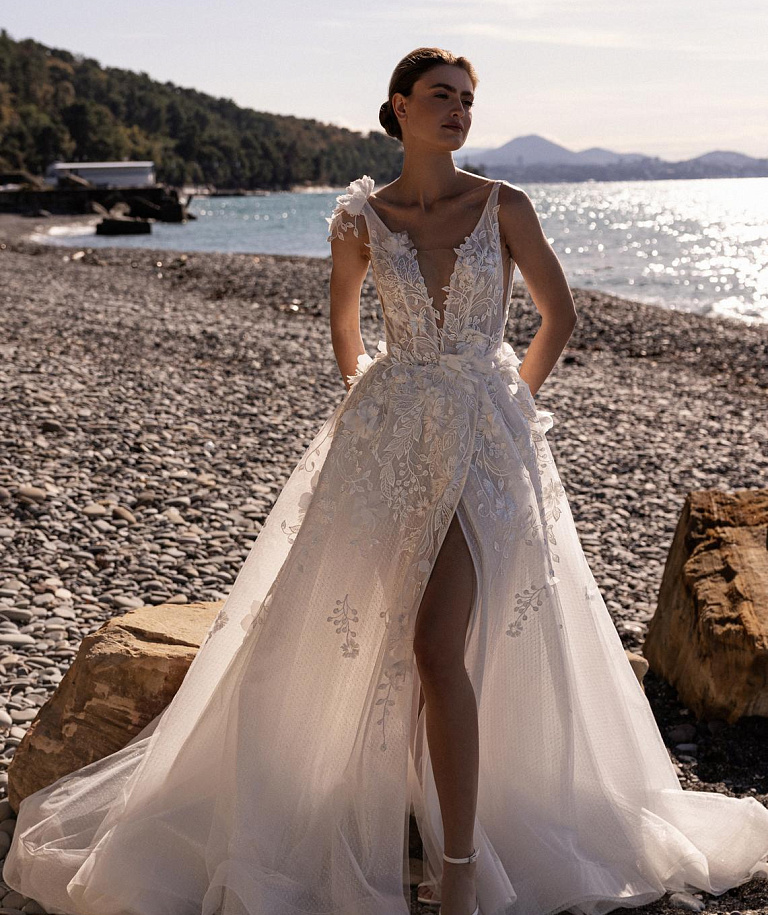 Кружевное свадебное платье с глубоким вырезом