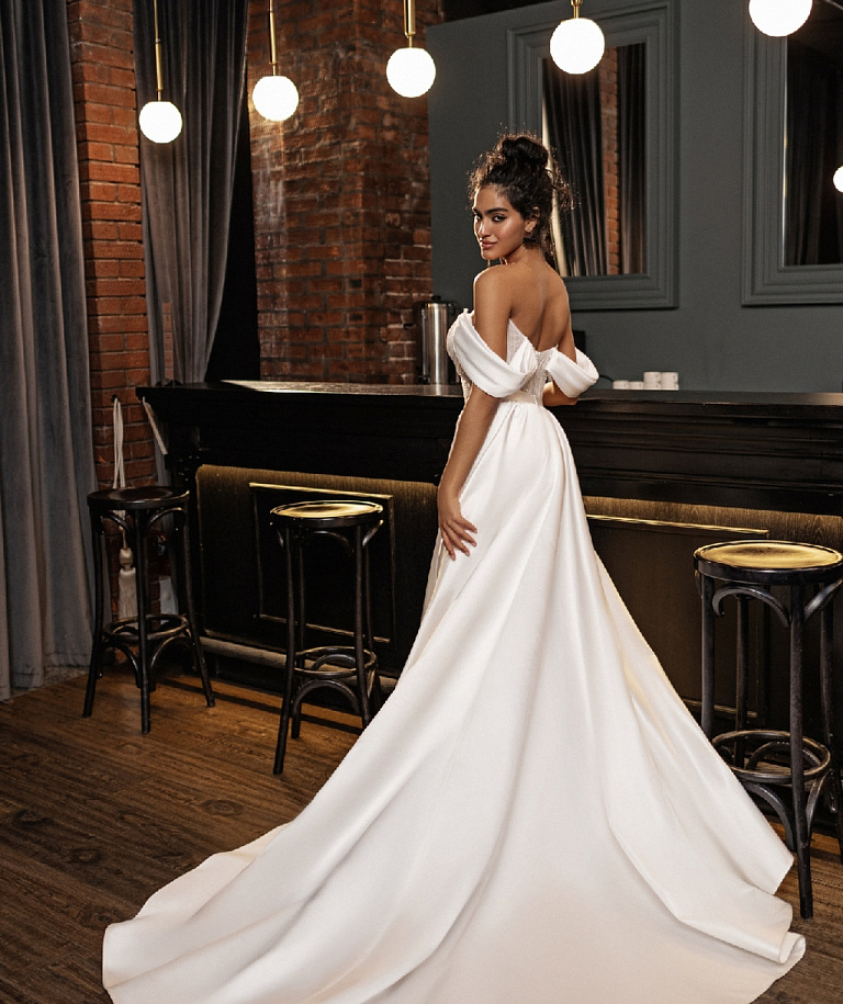 Короткое свадебное платье со съемным шлейфом