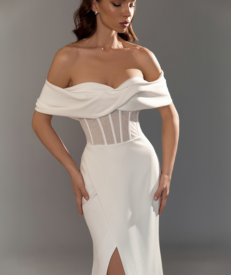 Лаконичное свадебное платье с прозрачным корсетом