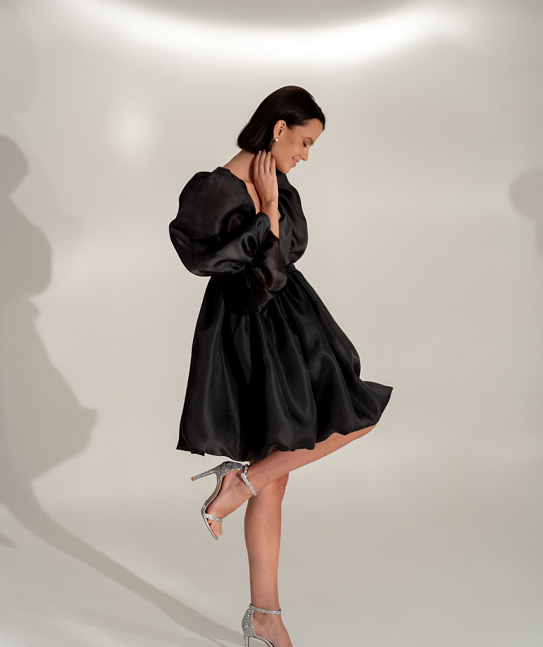 Короткое чёрное платье с объемными рукавами