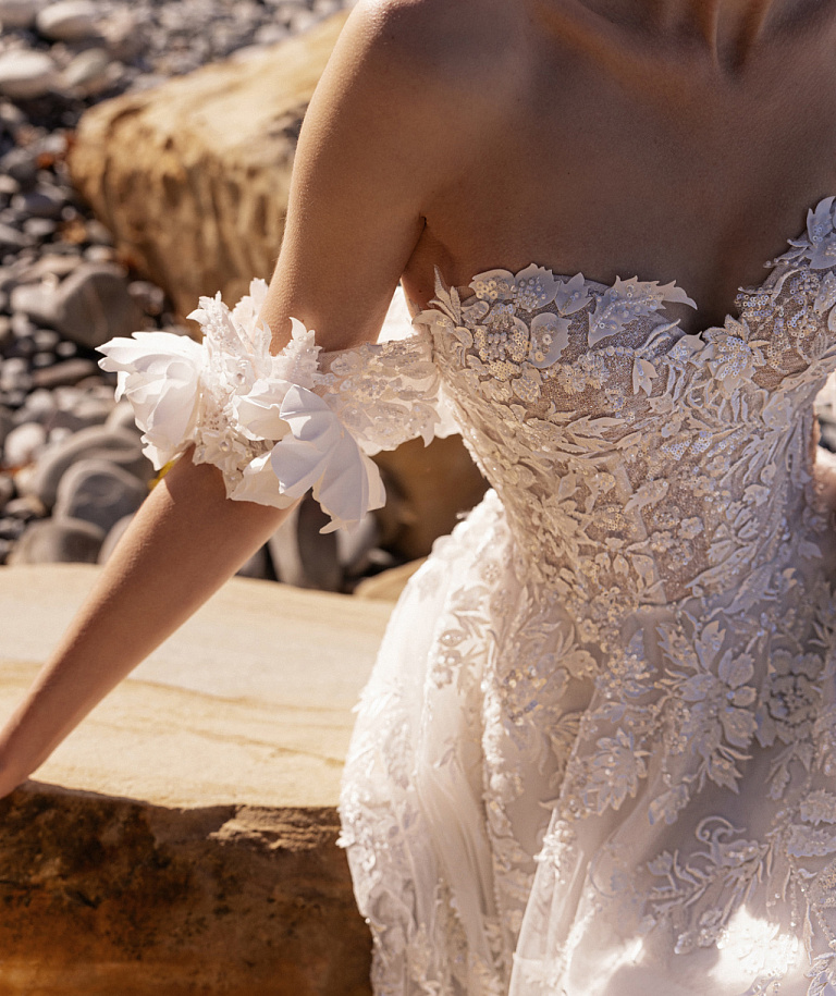 Кружевное свадебное платье с цветочными бретелями