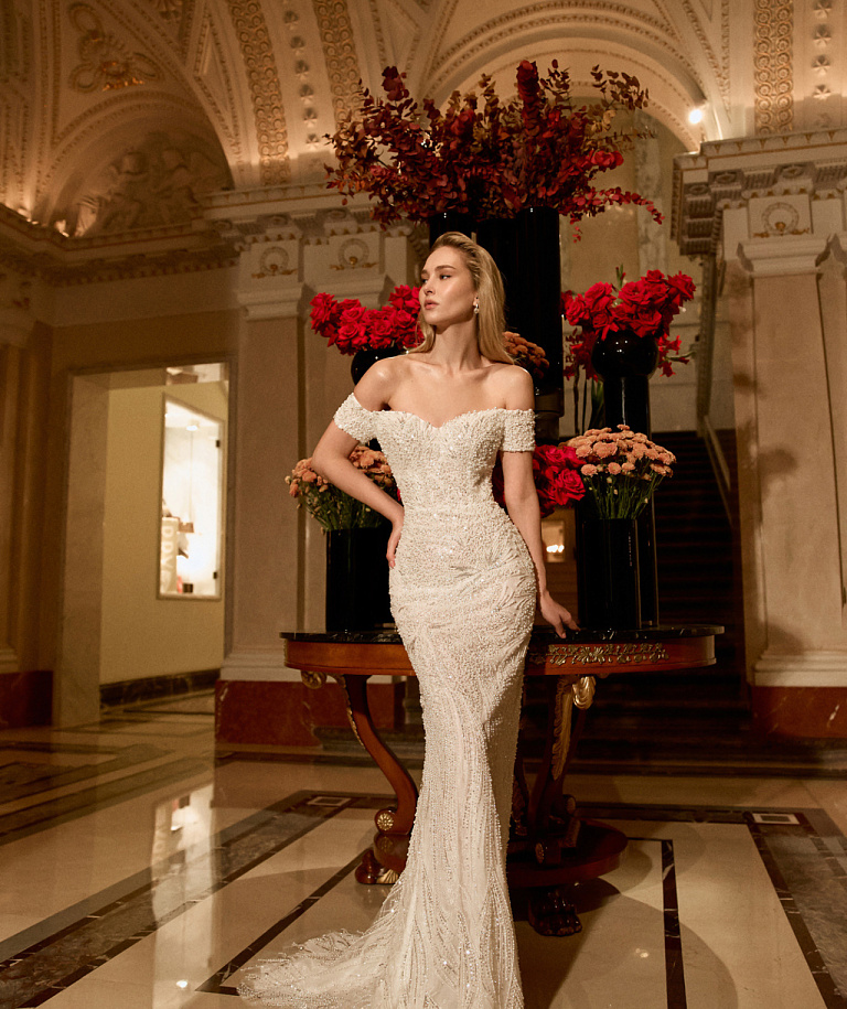 Роскошное облегающее свадебное платье с открытыми плечами