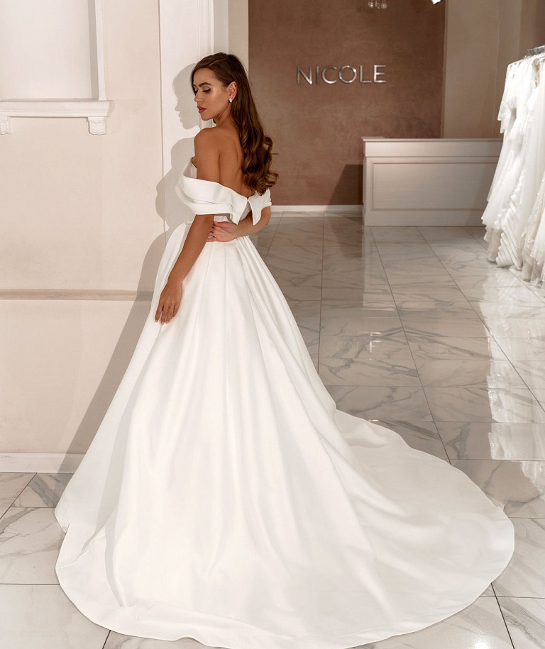 Атласное свадебное платье с вырезом лодочка