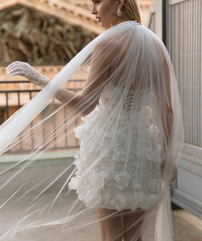 Короткое свадебное платье с декором из объемных цветов 