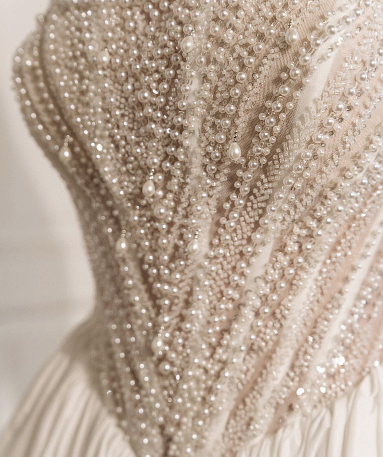 Платье с расшитым корсетом и юбкой из тафты